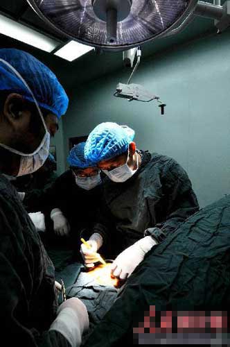 5岁男孩心脏长肚子上 全世界不超过100例(图)