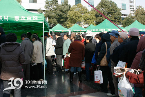 中医中药中国行南京站启动现场义诊