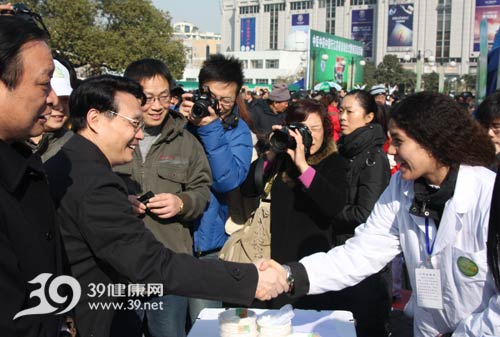 中医中药中国行南京站启动现场义诊