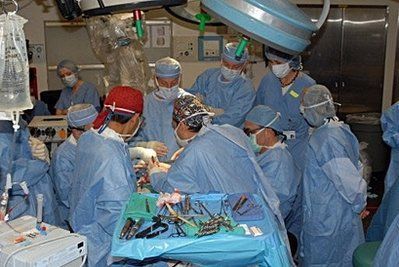 美国毁容女子完成世界首例全脸更换手术(图)