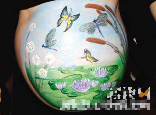 孕妇在肚皮上绘画后拍照当圣诞卡(组图)