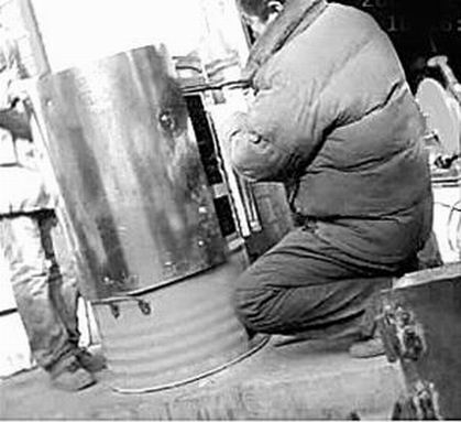 化工原料桶改烤炉 揭街头地瓜烤炉“毒”盖头(图)