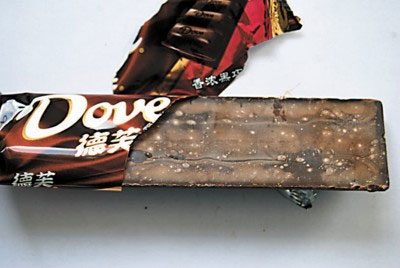 德芙巧克力撕开包装里面竟长“斑”(图)