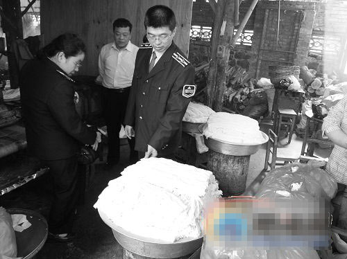 米粉加工点紧邻厕所 违规添加