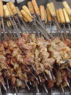 烤羊肉串危害大过三聚氰胺 路边摊易传播肝炎