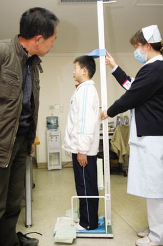 20岁男生患生长激素缺乏症 身高仅1.4米(图)
