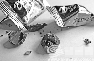 德芙杏仁巧克力里吃出三条虫 消费者索赔被拒(图)