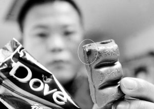 德芙巧克力里发现死虫子 厂家始终无合理解释