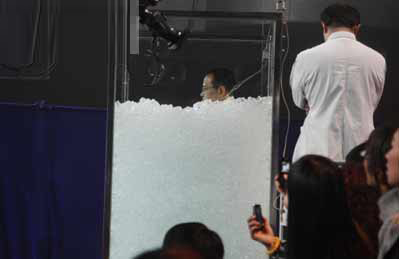 男子泡在冰中100分钟破吉尼斯世界纪录(图)