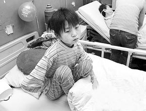 17岁女子患怪病貌似五龄童 体重只有24公斤