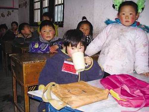 9岁女童“爱”喝水一天8暖瓶