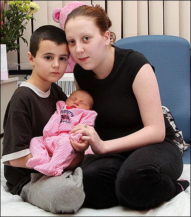 英国13岁男孩与15岁女友生子(组图)
