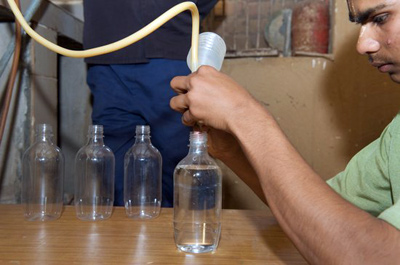 印度文化团体利用牛尿制造饮料(组图)