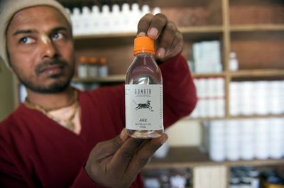 印度文化团体利用牛尿制造饮料(组图)