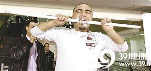 奇人胃肠“铜墙铁壁” 爱吃灯泡