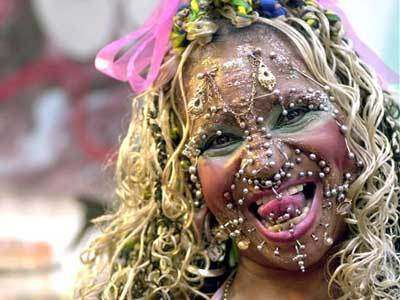 女护士在脸上打六千个洞戴装饰物(组图)