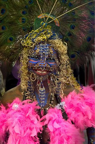 女护士在脸上打六千个洞戴装饰物(组图)