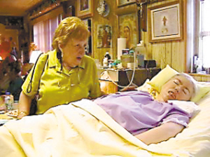 “睡美人”昏迷达39年 母亲和妹妹不离不弃