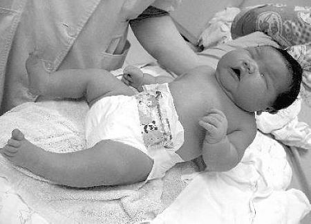 三胞胎体重共为7500克 被称“超男”(图)