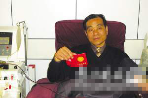 “狂人”10年献血5万毫升 相当于自身血量11倍