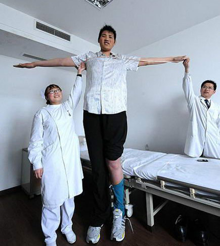 中国第一“高人”2.46米男子赴津治脚伤(图)