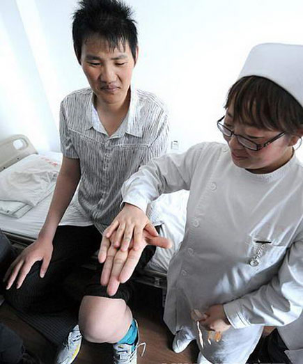 中国第一“高人”2.46米男子赴津治脚伤(图)