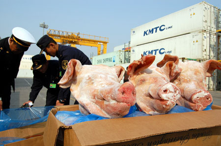 退运24吨“表里不一”冻猪头