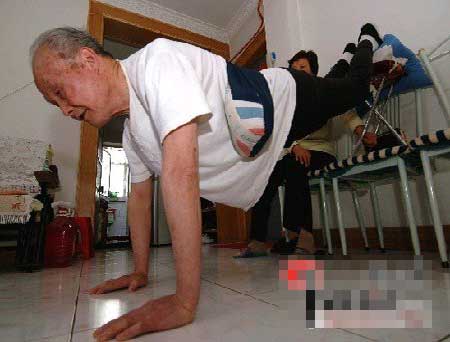 78岁白发翁负重9公斤做近百俯卧撑(图)