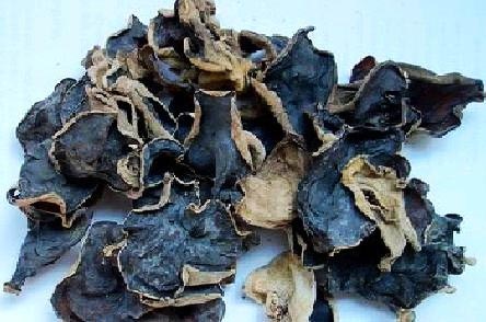 网友爆料称黑木耳表面喷铅粉增重量 是真是假？