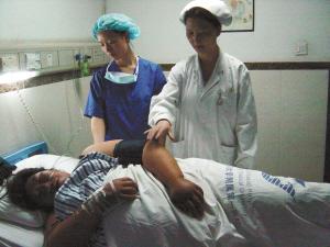 300斤女子产5.7公斤宝宝 7个医生做手术