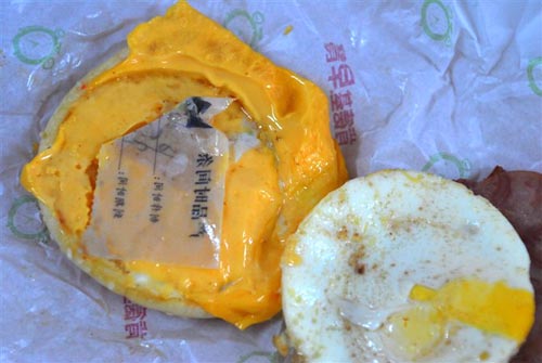囧！在肯德基吃出“纸馅”汉堡包