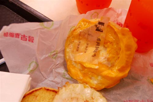 囧！在肯德基吃出“纸馅”汉堡包