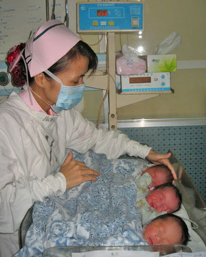 医生感叹实属罕见 32岁产妇海口产下三卵三胞胎