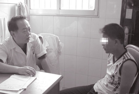 14岁男孩学变形金刚偷喝汽油5年