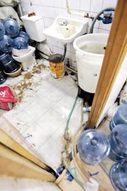 长春一黑窝点卫生间里接水 愣装“纯净水”