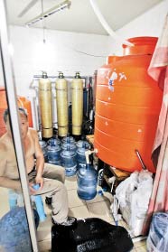 长春一黑窝点卫生间里接水 愣装“纯净水”