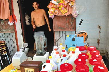 一杯成本价5角 喝这样的“奶茶”如喝化工品