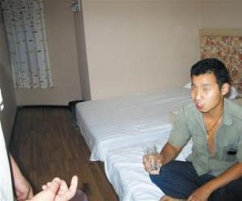 男青年酒后连啃3个玻璃杯 朋友称其常吃