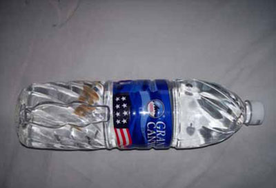 大峡谷纯净水被曝“喝出”黄纸