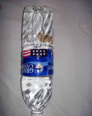 大峡谷纯净水被曝“喝出”黄纸