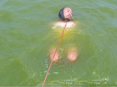 老汉捆绑手脚横渡湖泊 用胡子拉动10多吨重船只