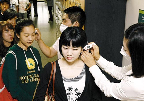 韩国学生上课测体温防流感