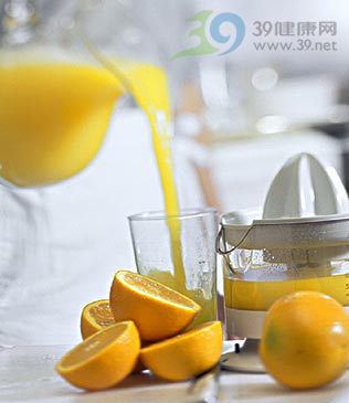 老年人喝果汁可健脑