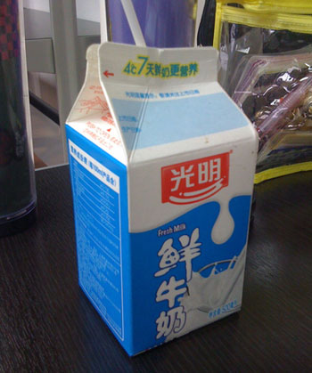 喝光明牛奶后女孩拉肚子？ 商家承认牛奶已变质