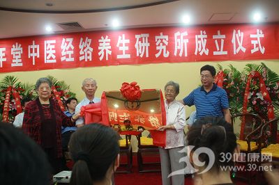 李定忠传承经络养生 600年鹤年堂捍卫中医文化