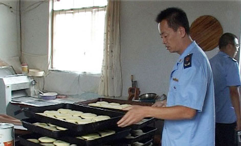 黑作坊加工面食 苍蝇点缀香精作料