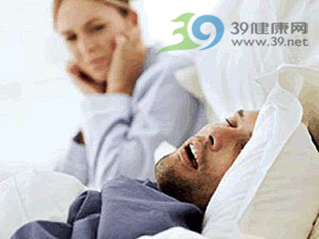 注意身体不该发出的响声 用吸管喝水