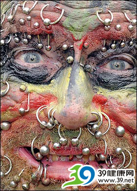 英国78岁男子全身穿孔241处 破世界纪录