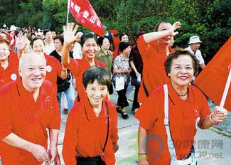 老人常登山易患关节炎 锻炼方式宜游泳骑车