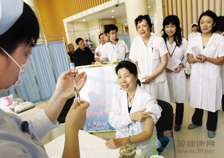 上海近7万人接种甲流疫苗 报不良反应60余起